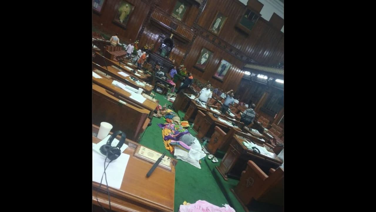 కర్ణాటకలో 15 అసెంబ్లీ స్థానాలకు డిసెంబర్ 5న ఉప ఎన్నికలు కర్ణాటకలో 15 అసెంబ్లీ స్థానాలకు డిసెంబర్ 5న ఉప ఎన్నికలు