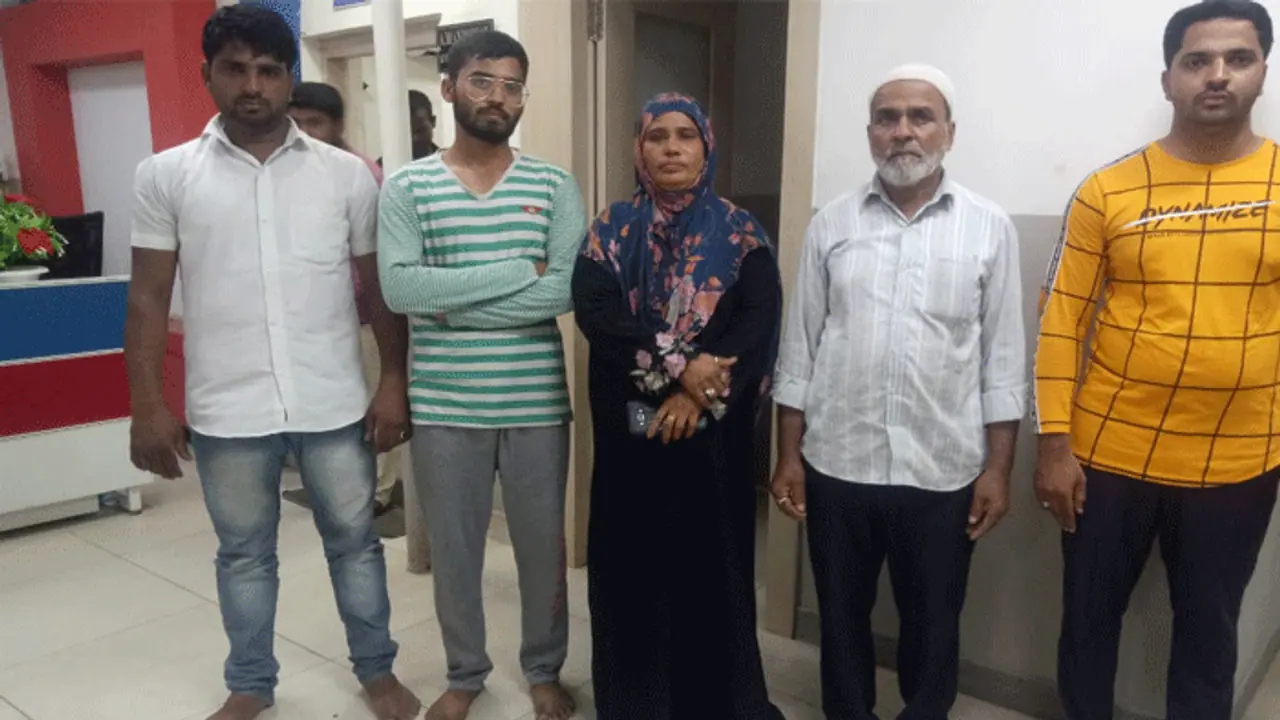 ట్రాఫిక్ పోలీసుని చెప్పుతో కొట్టిన టీఆర్ఎస్ మహిళా నేత ట్రాఫిక్ పోలీసుని చెప్పుతో కొట్టిన టీఆర్ఎస్ మహిళా నేత