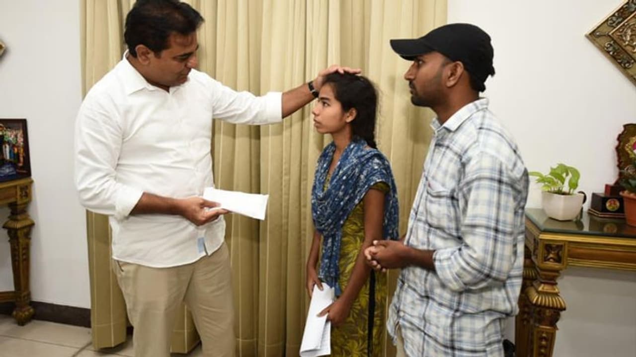 కరోనా లాక్ డౌన్: పిలిస్తే పలుకుతా... అంటూ కష్టాలు తీరుస్తున్న కేటీఆర్ కరోనా లాక్ డౌన్: పిలిస్తే పలుకుతా... అంటూ కష్టాలు తీరుస్తున్న కేటీఆర్