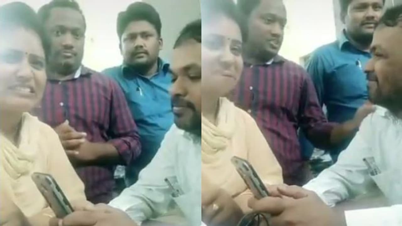 অফিসে টিকটক ভিডিও করে শাস্তির মুখে ১১ জন সরকারি কর্মচারী অফিসে টিকটক ভিডিও করে শাস্তির মুখে ১১ জন সরকারি কর্মচারী