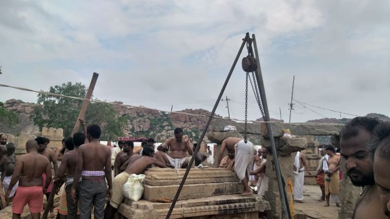 ವೃಂದಾವನ ಧ್ವಂಸ ಮಾಡಿದ ದುಷ್ಕರ್ಮಿಗಳ ಬಂಧನಕ್ಕೆ ಆಗ್ರಹಿಸಿ ಪ್ರತಿಭಟನೆ