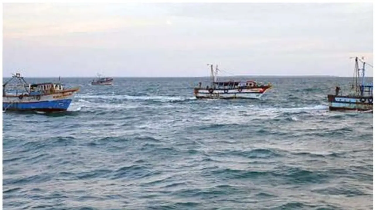 ಮುಳುಗುತ್ತಿದ್ದ ಬೋಟ್‌ನಿಂದ ನಾಲ್ವರು ಮೀನುಗಾರರ ರಕ್ಷಣೆ