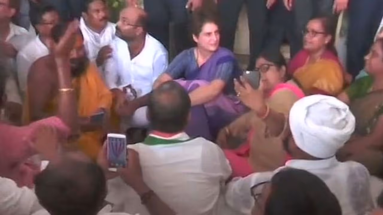चुनार गेस्ट हाउस में धरने पर बैठी प्रियंका सोनभद्र नरसंहार के परिजनों से मिली