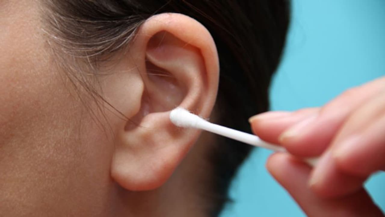 কটন বাড দিয়ে কান চুলকান, নিজের অজান্তেই হচ্ছে মারাত্মক ক্ষতি কটন বাড দিয়ে কান চুলকান, নিজের অজান্তেই হচ্ছে মারাত্মক ক্ষতি