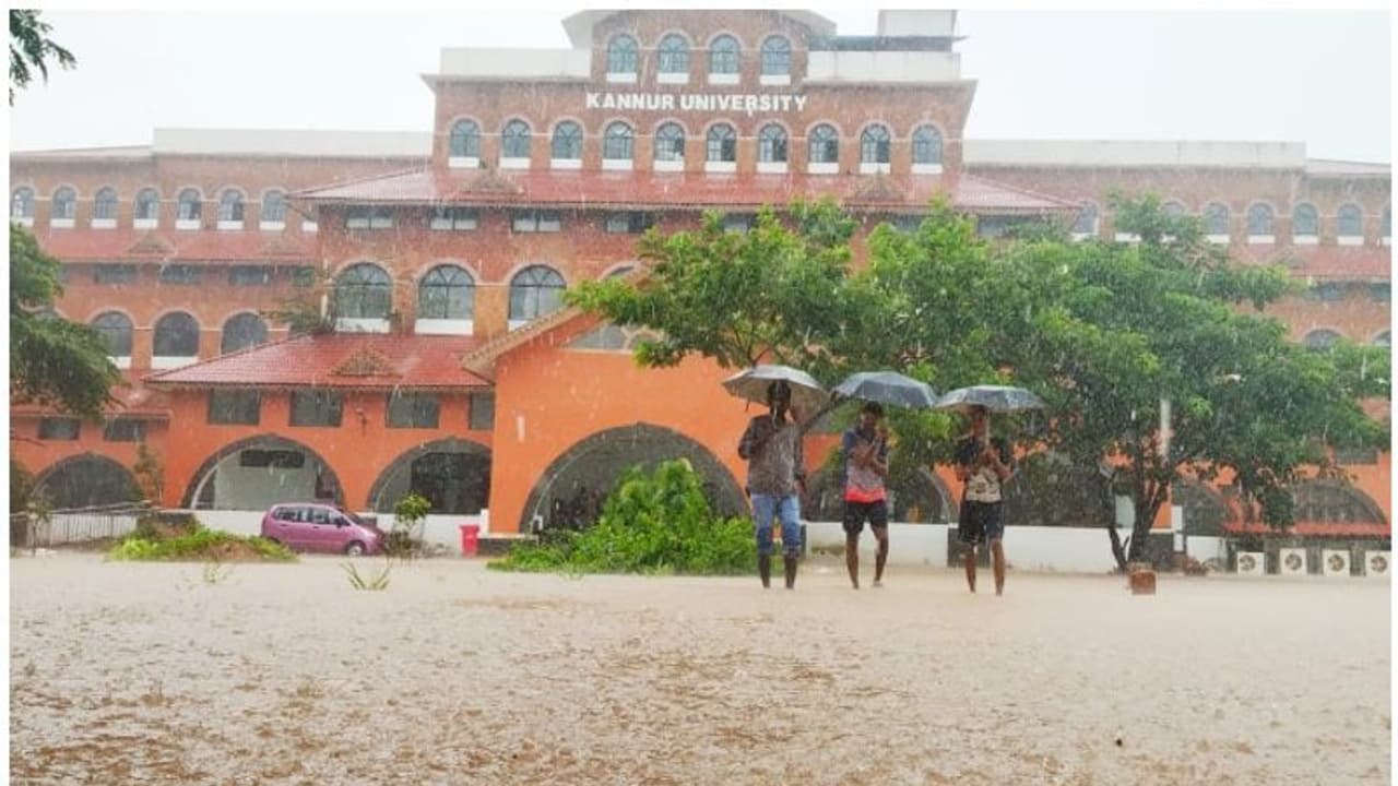 ഫിസിക്കൽ കെമിസ്ട്രി പേപ്പറിന്റെ ചോദ്യങ്ങൾ മാറി: കണ്ണൂർ സർവകലാശാലയിൽ ഇന്ന് നടക്കാനിരുന്ന പരീക്ഷ മാറ്റി ഫിസിക്കൽ കെമിസ്ട്രി പേപ്പറിന്റെ ചോദ്യങ്ങൾ മാറി: കണ്ണൂർ സർവകലാശാലയിൽ ഇന്ന് നടക്കാനിരുന്ന പരീക്ഷ മാറ്റി