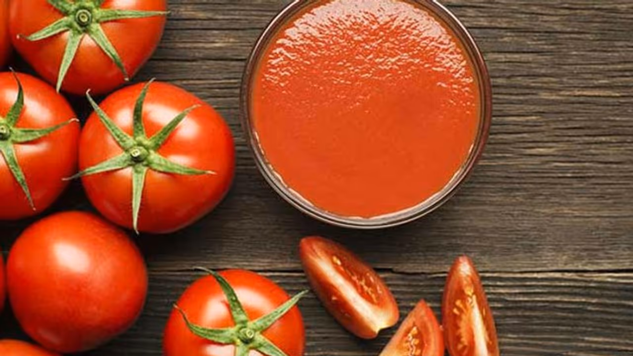 മുഖത്തെ കരുവാളിപ്പ് മാറി, തിളക്കമുള്ളതാക്കാന് തക്കാളി മതിയെന്നേ! മുഖത്തെ കരുവാളിപ്പ് മാറി, തിളക്കമുള്ളതാക്കാന് തക്കാളി മതിയെന്നേ!