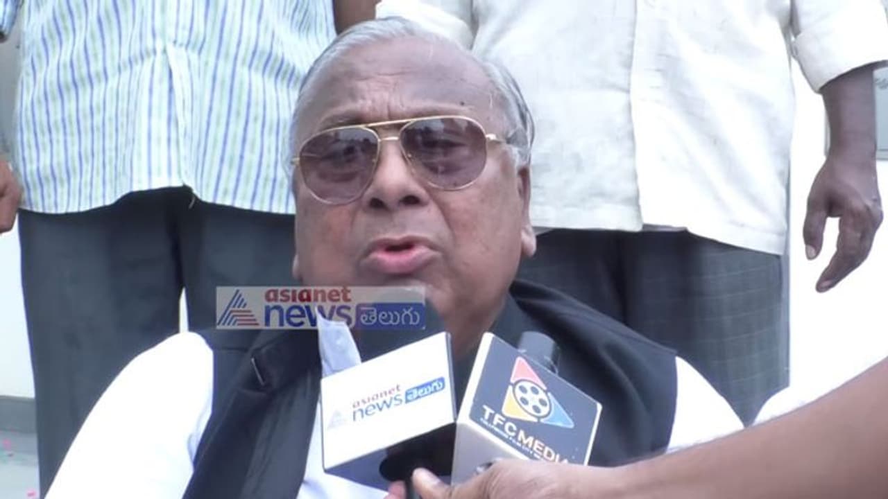 కేసీఆర్పై తీవ్ర విమర్శలు చేసినందునే బండి సంజయ్ను తప్పించారు.. బీఆర్ఎస్, బీజేపీలు ఒక్కటే: వీహెచ్ కేసీఆర్పై తీవ్ర విమర్శలు చేసినందునే బండి సంజయ్ను తప్పించారు.. బీఆర్ఎస్, బీజేపీలు ఒక్కటే: వీహెచ్