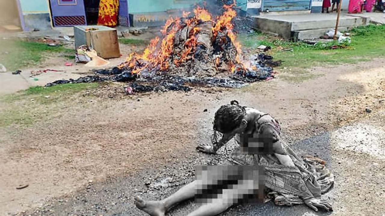 बीच सड़क पर सजा ली खुद की चिता, लोग खड़े हुए तमाशा देखते रहे बीच सड़क पर सजा ली खुद की चिता, लोग खड़े हुए तमाशा देखते रहे