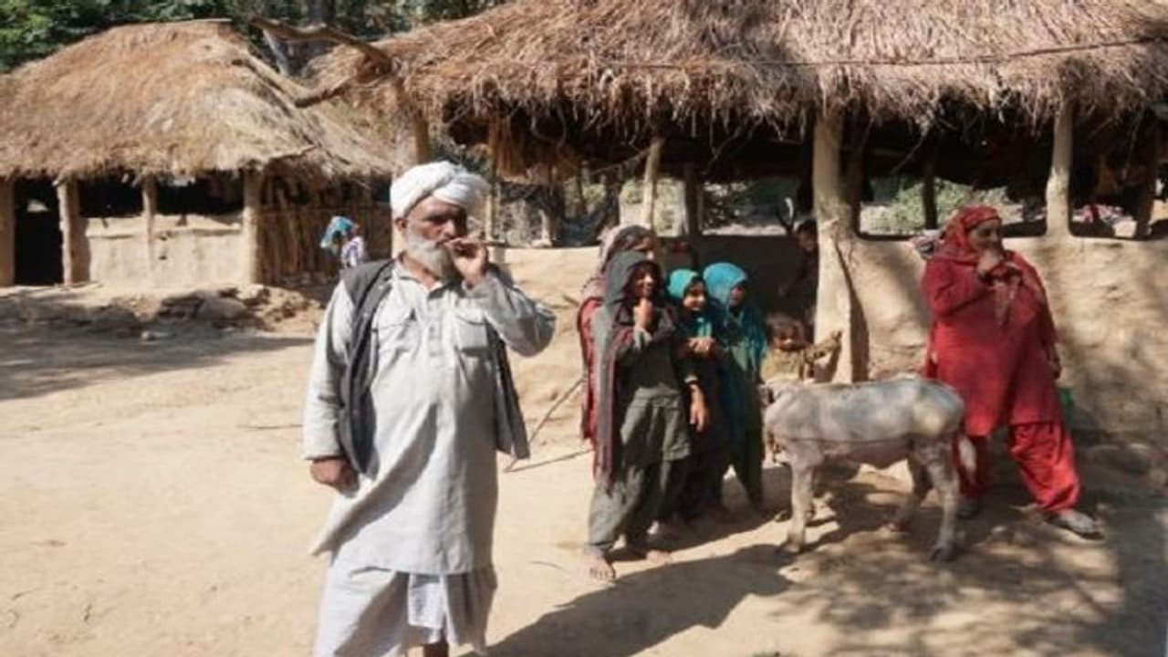 ವಾಟ್ಸಪ್ ಇಲ್ಲ, ಟಿವಿ ನೋಡಲ್ಲ... ನೆಮ್ಮದಿ ಜೀವನ ಇವರದ್ದು ವಾಟ್ಸಪ್ ಇಲ್ಲ, ಟಿವಿ ನೋಡಲ್ಲ... ನೆಮ್ಮದಿ ಜೀವನ ಇವರದ್ದು