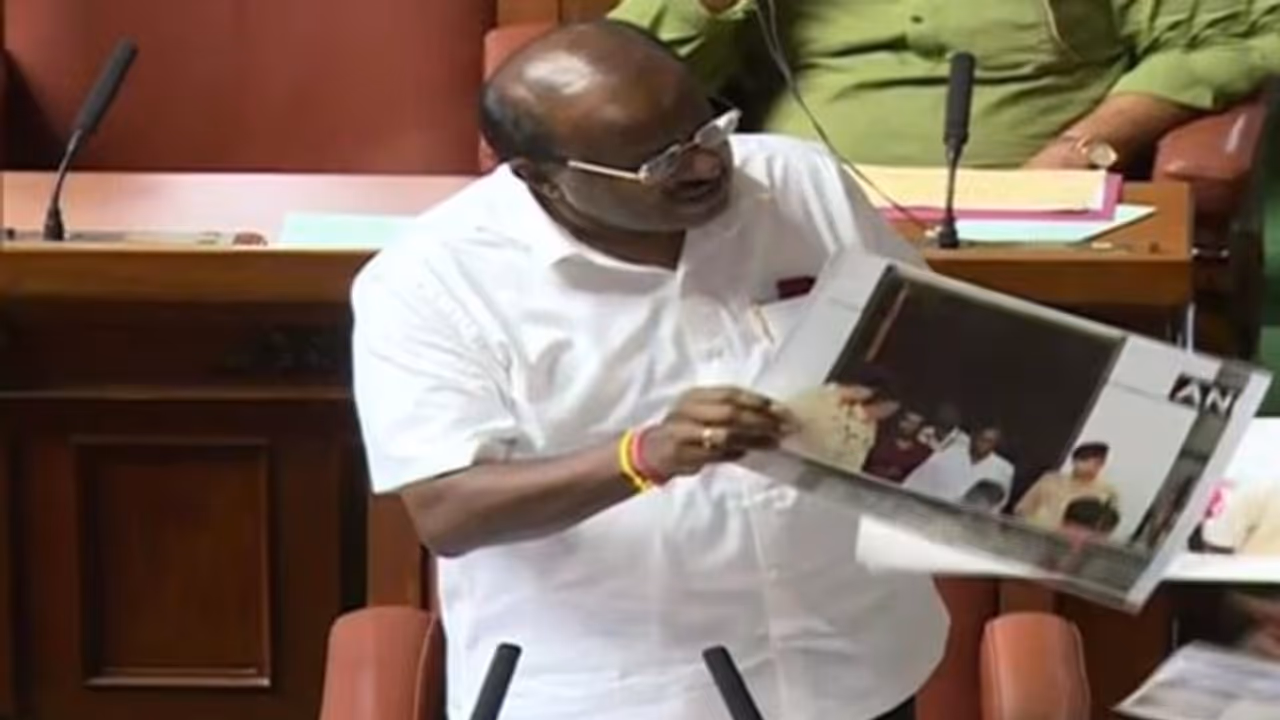 বিধায়করা বাড়ি যেতে চান, তাই আস্থাভোট সোমবার! চেয়ার রাখতে মরিয়া কুমারস্বামী বিধায়করা বাড়ি যেতে চান, তাই আস্থাভোট সোমবার! চেয়ার রাখতে মরিয়া কুমারস্বামী