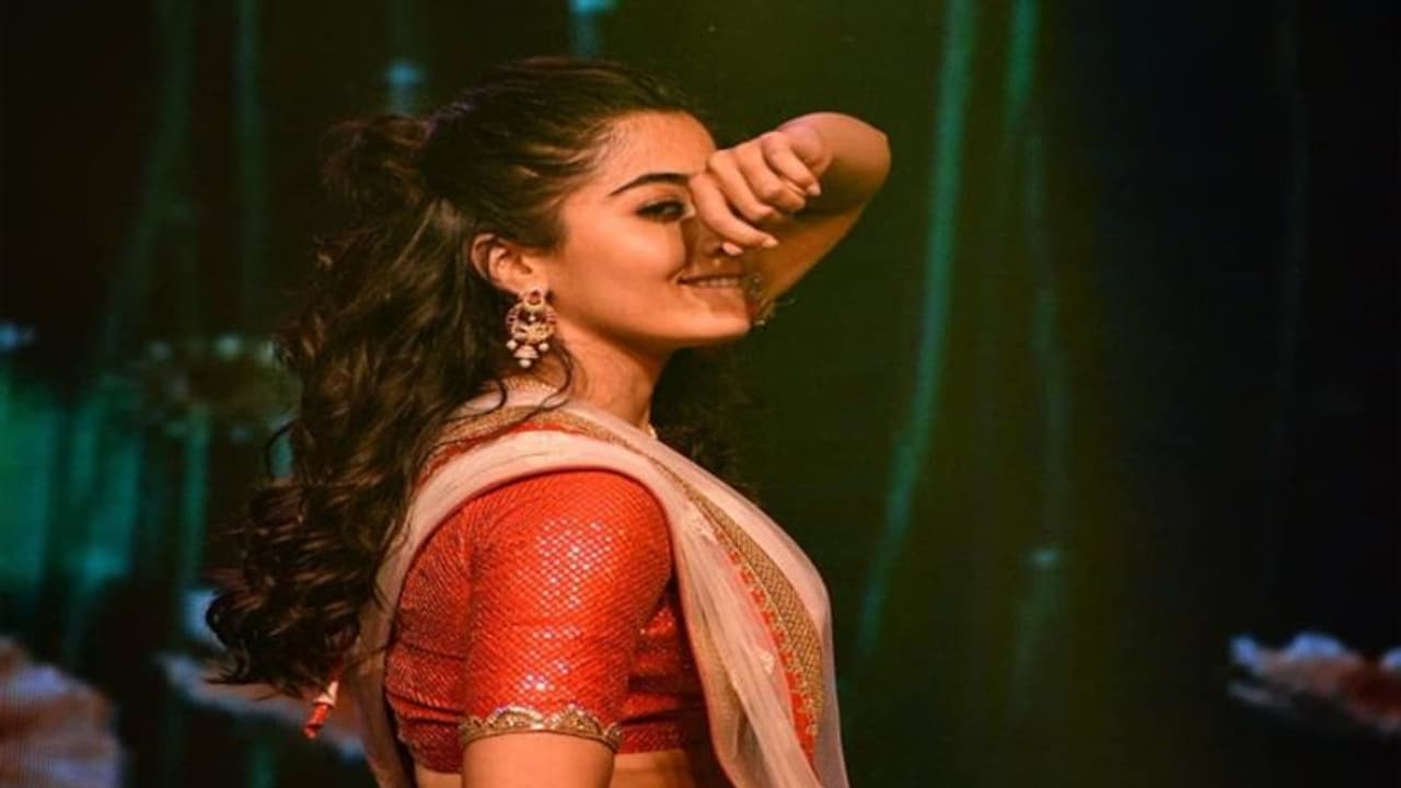 'డియర్ కామ్రేడ్' మ్యూజిక్ ఫెస్టివల్: లిల్లీపై ఫుల్ క్రష్ అంటున్న బాబీ! 'డియర్ కామ్రేడ్' మ్యూజిక్ ఫెస్టివల్: లిల్లీపై ఫుల్ క్రష్ అంటున్న బాబీ!