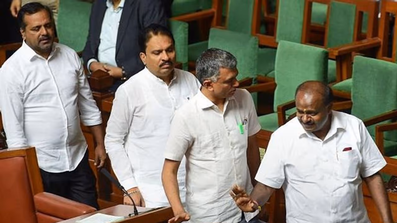 സഭയിൽ കുതിരക്കച്ചവട ആരോപണവും; ബിജെപി കോടികൾ വാഗ്ദാനം ചെയ്തതായി ജെഡിഎസ് എംഎൽഎ സഭയിൽ കുതിരക്കച്ചവട ആരോപണവും; ബിജെപി കോടികൾ വാഗ്ദാനം ചെയ്തതായി ജെഡിഎസ് എംഎൽഎ