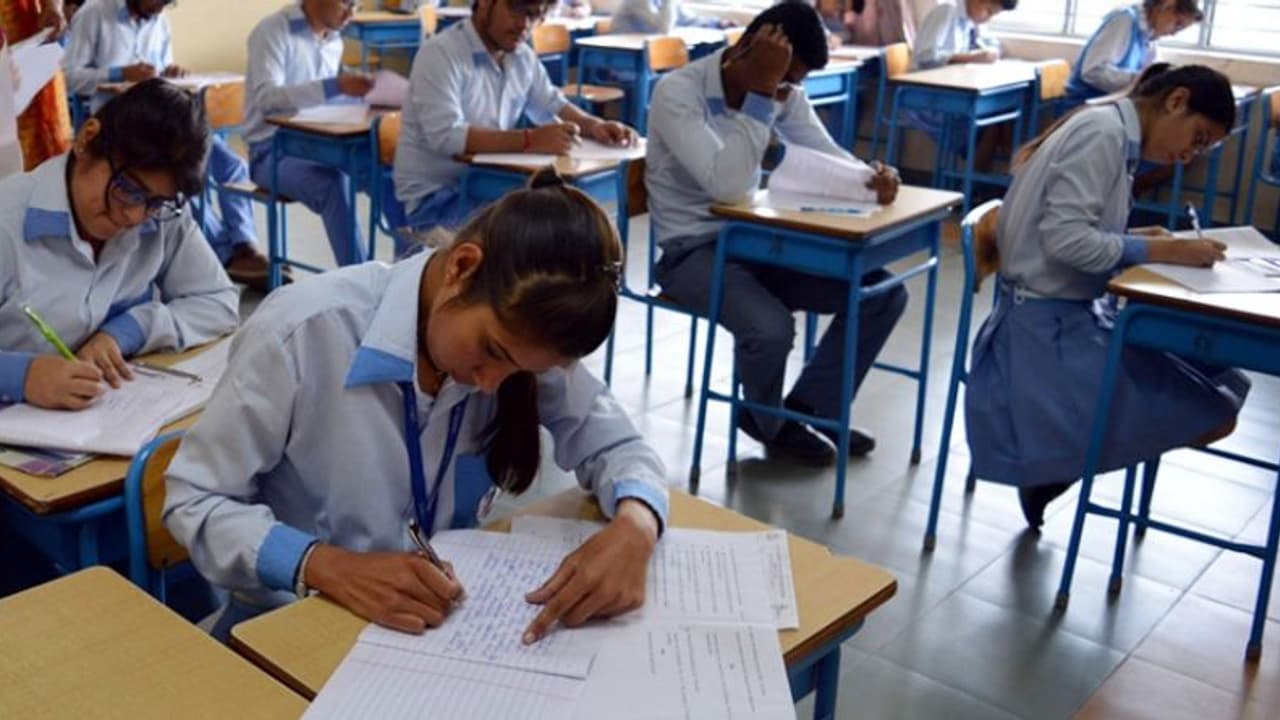 ಬಡತನದಿಂದ ಎಲ್ಲರಿಗೂ ಒಂದೇ ಬುಕ್, ಒಡಹುಟ್ಟಿದವರು ಏಕಕಾಲಕ್ಕೆ ಸಿವಿಲ್ ಸರ್ವೀಸ್ ಎಕ್ಸಾಂ ಪಾಸ್! ಬಡತನದಿಂದ ಎಲ್ಲರಿಗೂ ಒಂದೇ ಬುಕ್, ಒಡಹುಟ್ಟಿದವರು ಏಕಕಾಲಕ್ಕೆ ಸಿವಿಲ್ ಸರ್ವೀಸ್ ಎಕ್ಸಾಂ ಪಾಸ್!