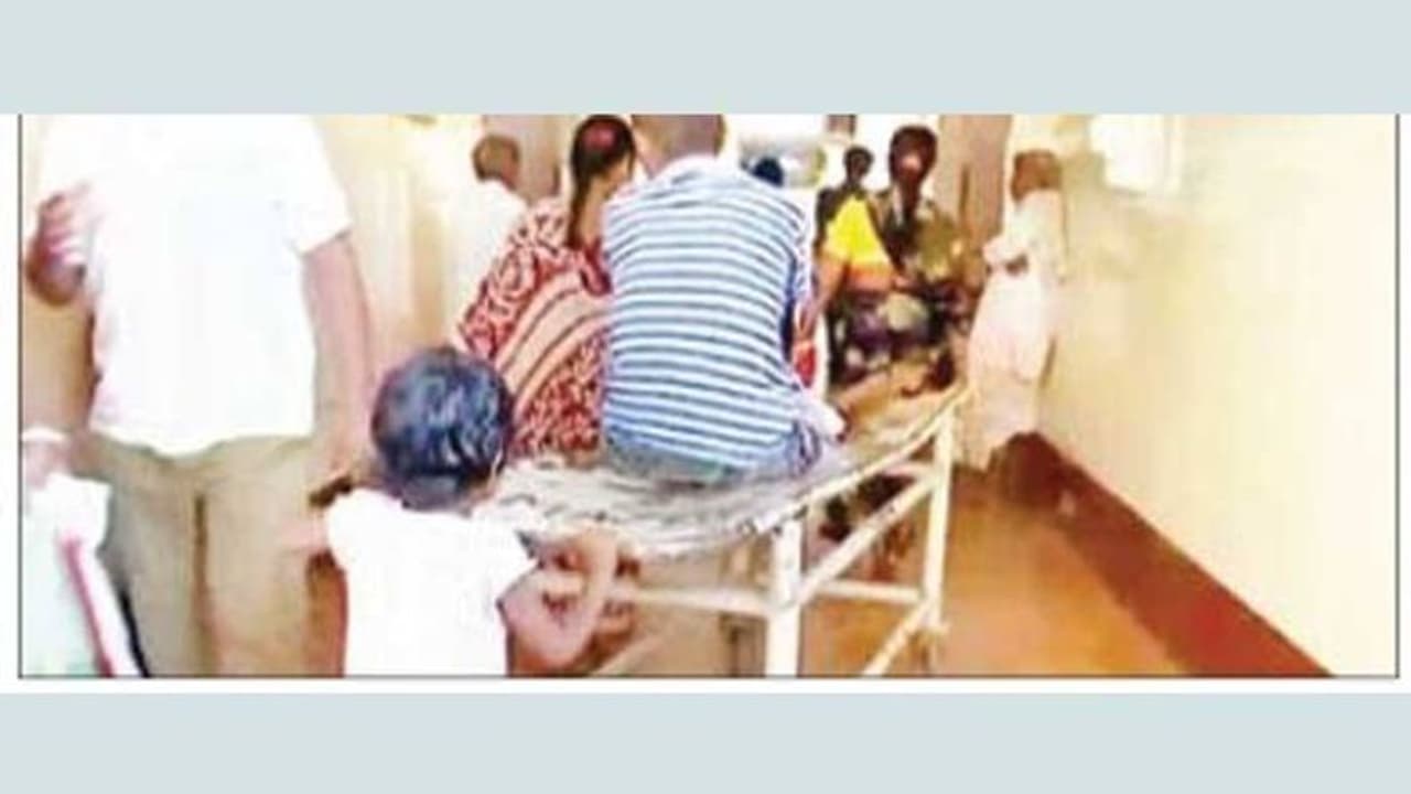 ತಂದೆಯನ್ನು ಸ್ಟ್ರೆಚರ್ ಮೇಲೆ ಕೂರಿಸಿಕೊಂಡು ಹೋದ 5 ವರ್ಷದ ಮಗು, ಆದ್ರೂ ಕ್ಯಾರೇ ಅನ್ನದ ಕಿಮ್ಸ್ ಸಿಬ್ಬಂದಿ ತಂದೆಯನ್ನು ಸ್ಟ್ರೆಚರ್ ಮೇಲೆ ಕೂರಿಸಿಕೊಂಡು ಹೋದ 5 ವರ್ಷದ ಮಗು, ಆದ್ರೂ ಕ್ಯಾರೇ ಅನ್ನದ ಕಿಮ್ಸ್ ಸಿಬ್ಬಂದಿ