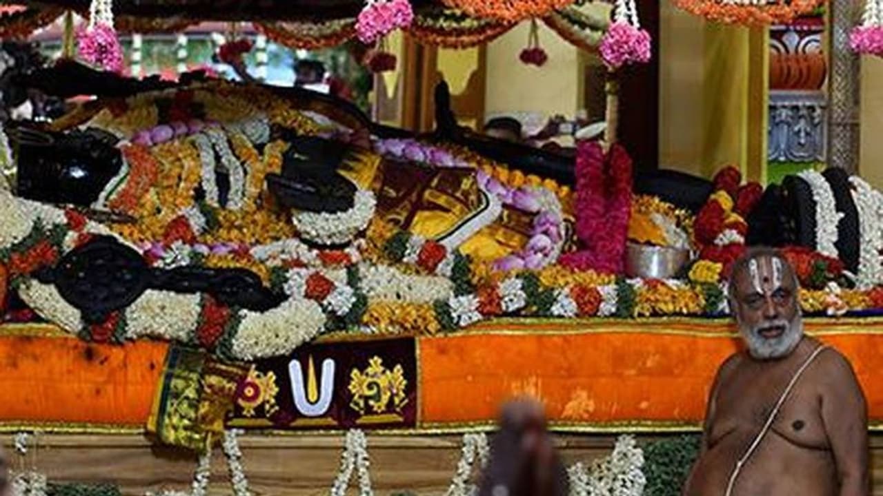 நாளை முதல் திருப்பதி வெங்கடாச்சலம் போல் நிற்பார் அத்திவரதர்..! இன்றுடன் நிறைவுபெற்றது சயனகோலம்...! நாளை முதல் திருப்பதி வெங்கடாச்சலம் போல் நிற்பார் அத்திவரதர்..! இன்றுடன் நிறைவுபெற்றது சயனகோலம்...!