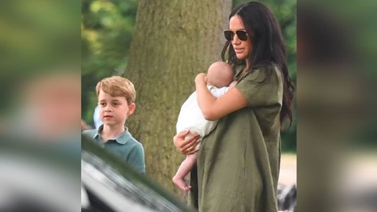 বাচ্চা কোলে হিমসিম অবস্থা ব্রিটিশ রাজবধুর, ট্রোলিং সোশ্যাল মিডিয়ায় বাচ্চা কোলে হিমসিম অবস্থা ব্রিটিশ রাজবধুর, ট্রোলিং সোশ্যাল মিডিয়ায়