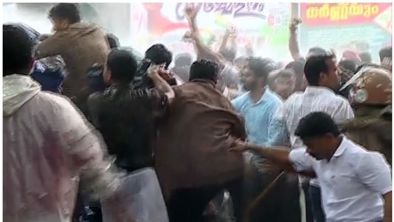 പൊലീസ് റാങ്ക് ലിസ്റ്റിലെ അട്ടിമറി; യൂത്ത് ലീഗ് പ്രവർത്തകർ കാസർകോട് കളക്ടറേറ്റിലേക്ക് മാർച്ച് നടത്തി പൊലീസ് റാങ്ക് ലിസ്റ്റിലെ അട്ടിമറി; യൂത്ത് ലീഗ് പ്രവർത്തകർ കാസർകോട് കളക്ടറേറ്റിലേക്ക് മാർച്ച് നടത്തി