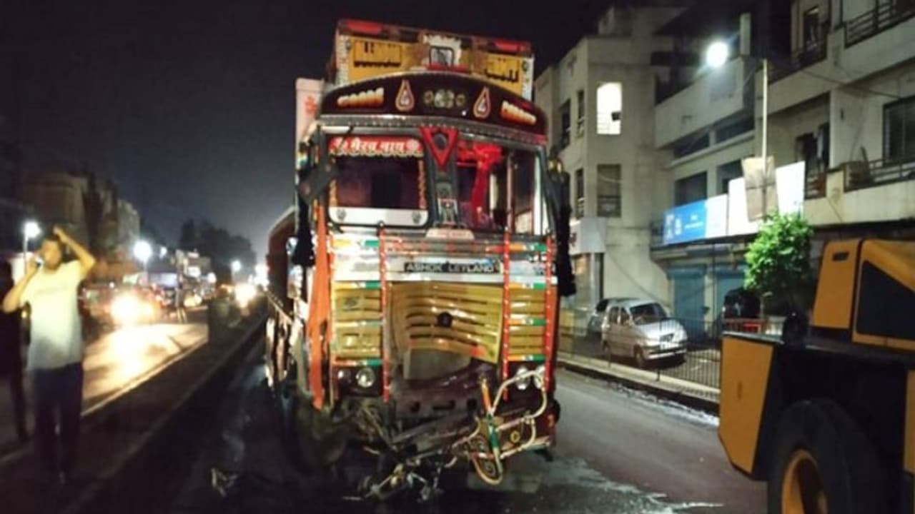 দুটি গাড়ির মুখোমুখি সংঘর্ষের জেরে পুণেতে প্রাণ গেল ৯ জনের দুটি গাড়ির মুখোমুখি সংঘর্ষের জেরে পুণেতে প্রাণ গেল ৯ জনের