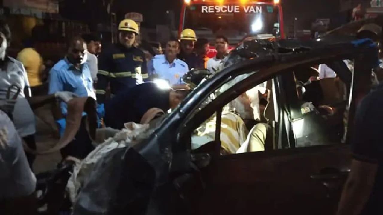 ಪುಣೆ: ಕಾರು ಟ್ರಕ್ ನಡುವೆ ಭೀಕರ ಅಪಘಾತ: 9 ವಿದ್ಯಾರ್ಥಿಗಳು ಸ್ಥಳದಲ್ಲೇ ಸಾವು ಪುಣೆ: ಕಾರು ಟ್ರಕ್ ನಡುವೆ ಭೀಕರ ಅಪಘಾತ: 9 ವಿದ್ಯಾರ್ಥಿಗಳು ಸ್ಥಳದಲ್ಲೇ ಸಾವು