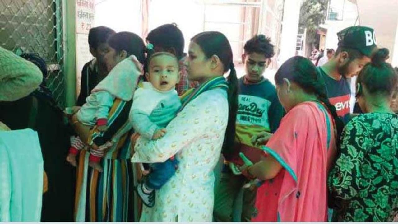 ಶ್ರೀ ಸಾಮಾನ್ಯರಂತೆ ಸರ್ಕಾರಿ ಆಸ್ಪತ್ರೇಲಿ ಕ್ಯೂನಿಂತು ಮಗುವಿಗೆ ಚಿಕಿತ್ಸೆ ಕೊಡಿಸಿದ DC ಪತ್ನಿ ಶ್ರೀ ಸಾಮಾನ್ಯರಂತೆ ಸರ್ಕಾರಿ ಆಸ್ಪತ್ರೇಲಿ ಕ್ಯೂನಿಂತು ಮಗುವಿಗೆ ಚಿಕಿತ್ಸೆ ಕೊಡಿಸಿದ DC ಪತ್ನಿ