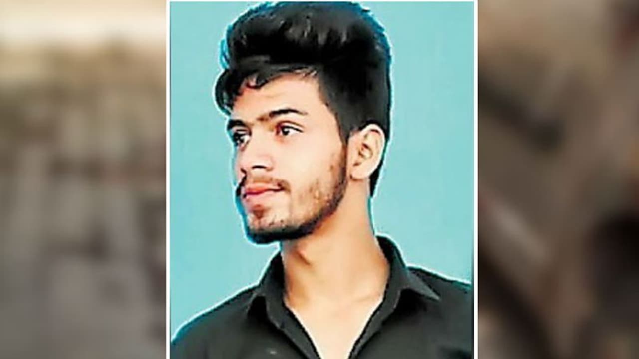 फोटो जर्नलिस्ट के 19 साल के बेटे से सालभर बाद लिया बदला फोटो जर्नलिस्ट के 19 साल के बेटे से सालभर बाद लिया बदला