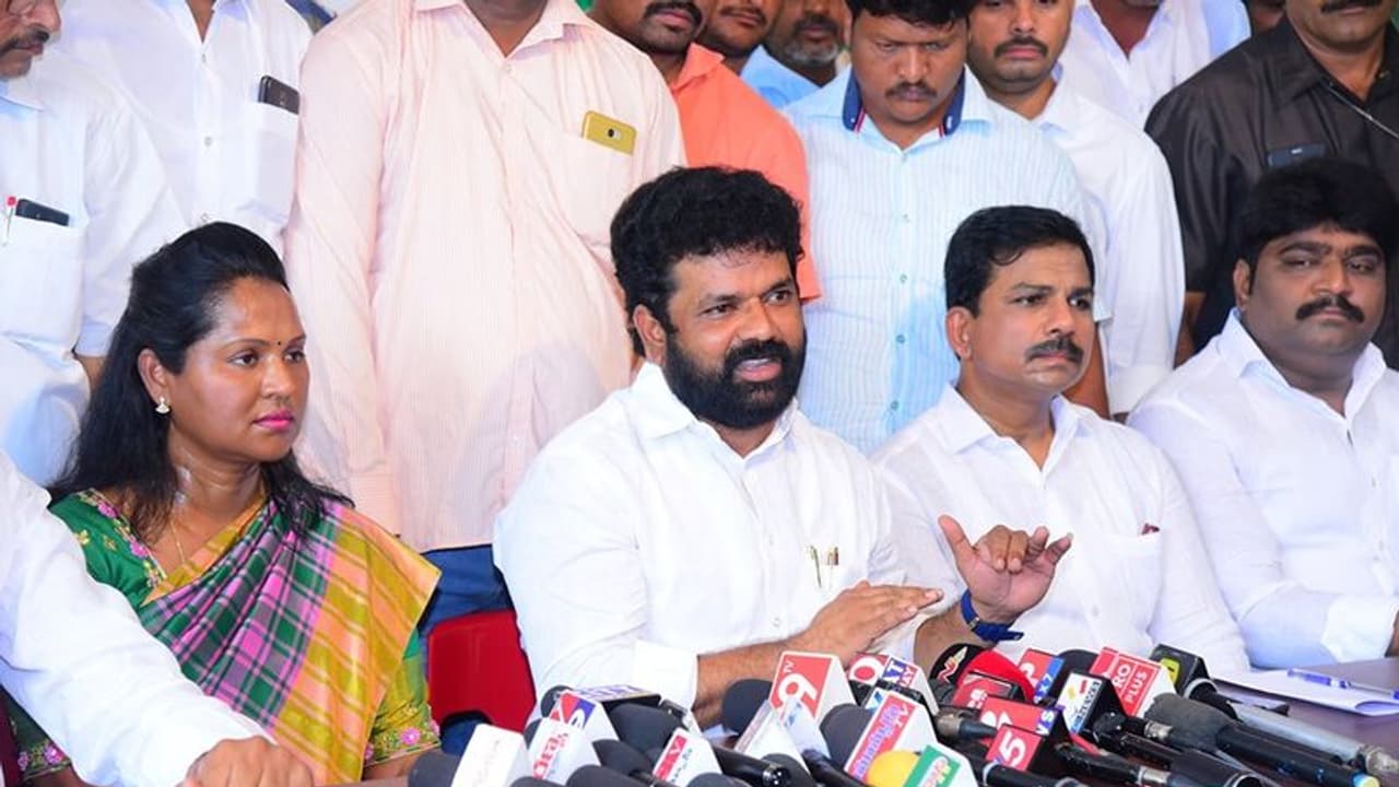 అంతా తూచ్, రాజీకొచ్చిన వైసీపీ ఎంపీ, ఎమ్మెల్యే: టీడీపీ సృష్టేనంటూ ఆరోపణ