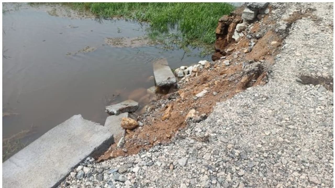 ಕೋಲಾರ: ಜಲ್ಲಿ ಲಾರಿಗಳ ಹಾವಳಿಗೆ ಗ್ರಾಮೀಣ ರಸ್ತೆಗಳು ಹಾಳು ಕೋಲಾರ: ಜಲ್ಲಿ ಲಾರಿಗಳ ಹಾವಳಿಗೆ ಗ್ರಾಮೀಣ ರಸ್ತೆಗಳು ಹಾಳು