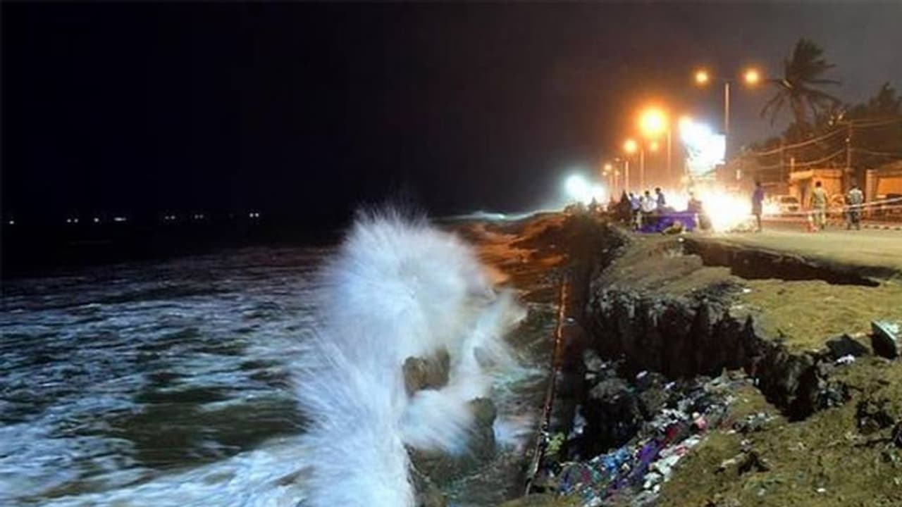 കടൽക്ഷോഭം രൂക്ഷം; ശംഖുമുഖം ബീച്ചിൽ സന്ദർശകർക്ക് വിലക്കേർപ്പെടുത്തി കടൽക്ഷോഭം രൂക്ഷം; ശംഖുമുഖം ബീച്ചിൽ സന്ദർശകർക്ക് വിലക്കേർപ്പെടുത്തി