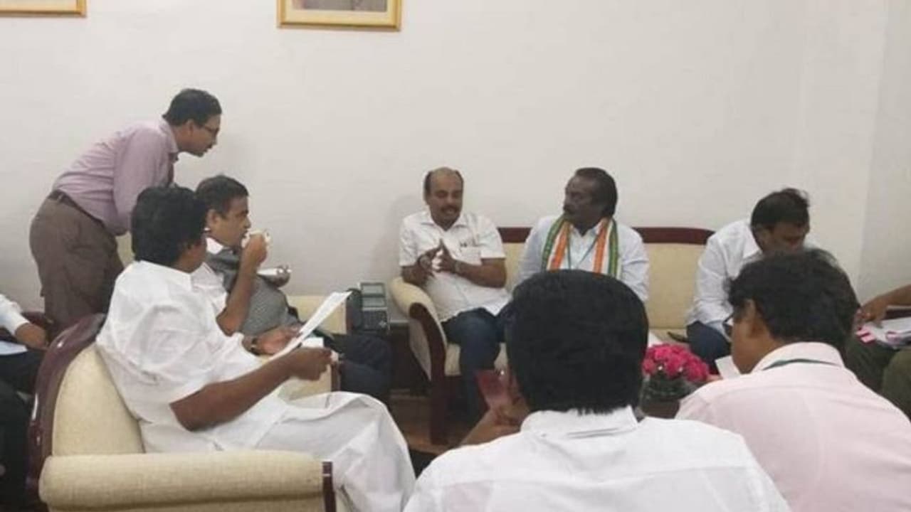 டோல்கேட் கட்டணங்கள் வசூலிப்பதை ரத்து செய்ய வேண்டும்….நிதின் கட்கரியை வறுத்தெடுத்த தமிழக எம்.பிக்கள் ! டோல்கேட் கட்டணங்கள் வசூலிப்பதை ரத்து செய்ய வேண்டும்….நிதின் கட்கரியை வறுத்தெடுத்த தமிழக எம்.பிக்கள் !