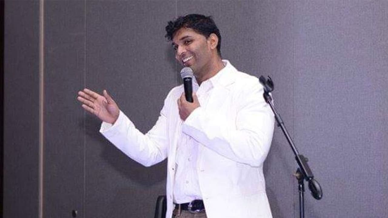 షాకింగ్.. వేదికపైనే మృతి చెందిన కమెడియన్.. కొంప ముంచిన పొరపాటు! షాకింగ్.. వేదికపైనే మృతి చెందిన కమెడియన్.. కొంప ముంచిన పొరపాటు!