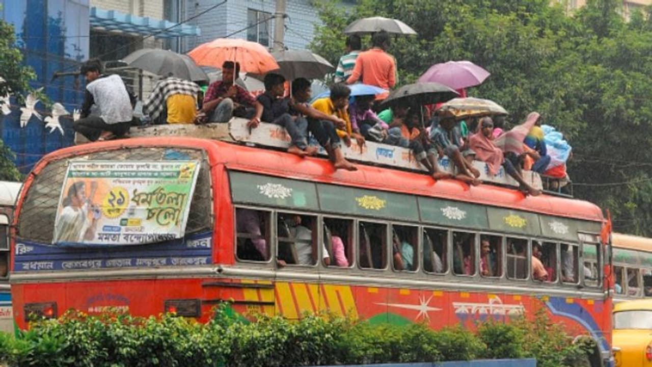 কোন পথে যান চলাচল, রইল ২১ জুলাইয়ে রাস্তাঘাটের হাল হকিকত কোন পথে যান চলাচল, রইল ২১ জুলাইয়ে রাস্তাঘাটের হাল হকিকত