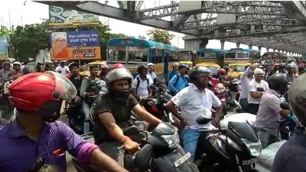 পথদিশার বাসও তৃণমূলের দখলে, স্তব্ধ যানবাহন, পুলিশের সঙ্গে বাদানুবাদ সাধারণ মানুষের পথদিশার বাসও তৃণমূলের দখলে, স্তব্ধ যানবাহন, পুলিশের সঙ্গে বাদানুবাদ সাধারণ মানুষের