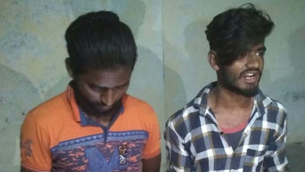 వ్యక్తిని చంపి తలతో పోలీస్స్టేషన్ కు.... వ్యక్తిని చంపి తలతో పోలీస్స్టేషన్ కు....