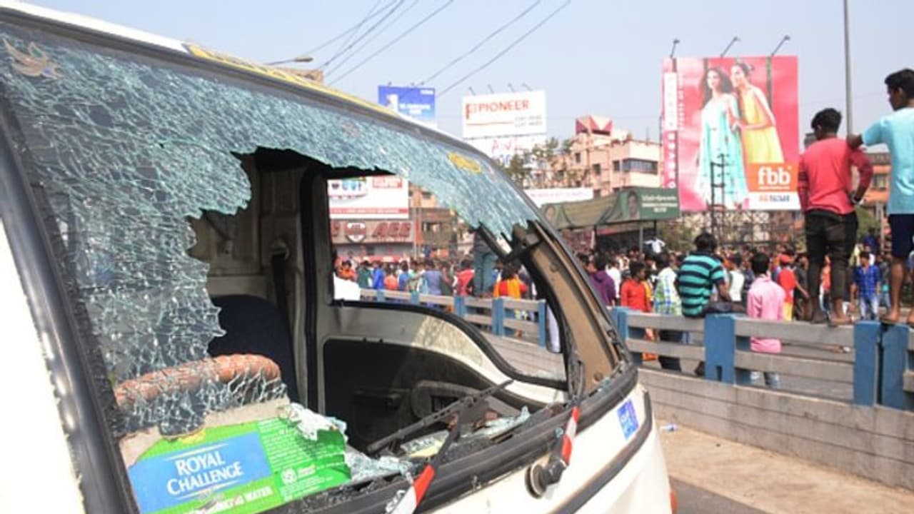 তৃণমূলের বাসে ইঁট, ভাঙল কাচ! অভিযোগের আঙুল বিজেপির দিকে