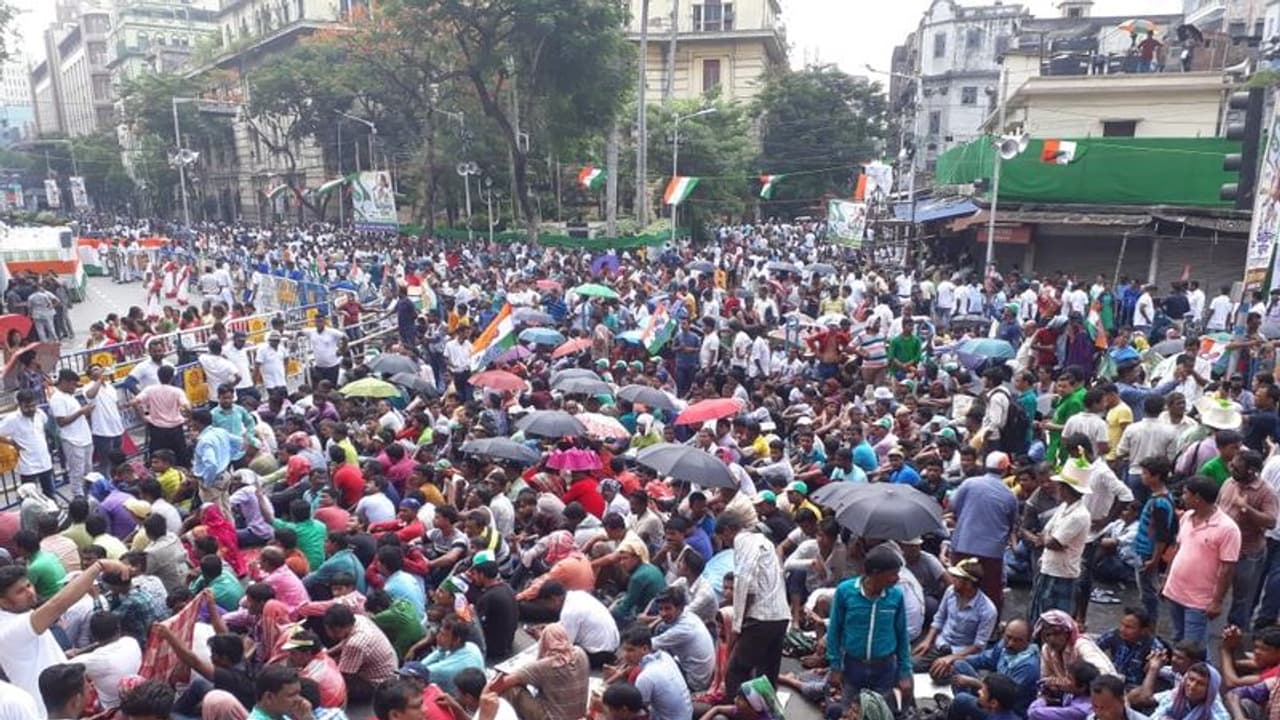 ক্রমেই বাড়ছে মন্ত্রী অতিথিদের সংখ্যা, ভিভিআইপি জোন ঘিরে কড়া নিরাপত্তা ক্রমেই বাড়ছে মন্ত্রী অতিথিদের সংখ্যা, ভিভিআইপি জোন ঘিরে কড়া নিরাপত্তা