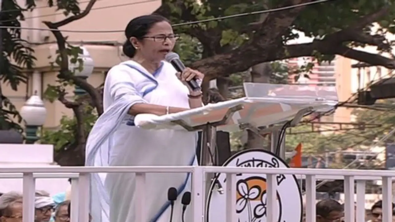 কেন্দ্রীয় সরকারের মতো টাকা চাইলে কেন্দ্রে যান! প্রাথমিক শিক্ষকদের প্রসঙ্গে মমতা
