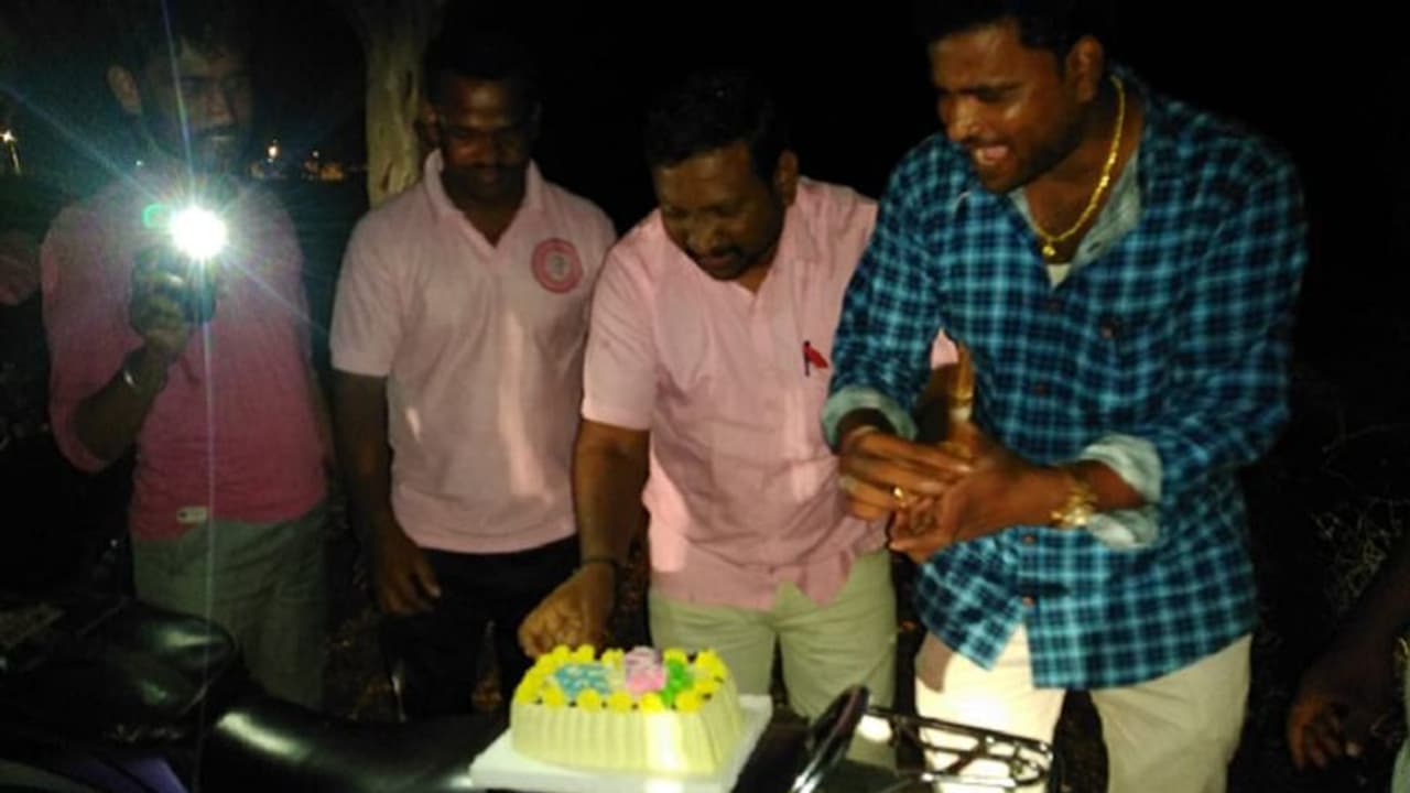 ಸ್ಮಶಾನದಲ್ಲಿ ಕೇಕ್ ಕತ್ತರಿಸಿ ಹುಟ್ಟುಹಬ್ಬ ಆಚರಿಸಿಕೊಂಡ ಯುವಕ!