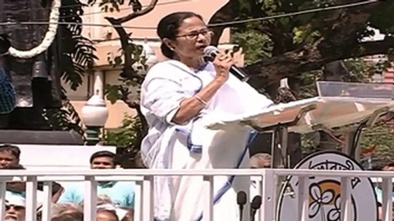 একুশের মঞ্চে মমতা বন্দ্যোপাধ্যায়, কী বার্তা দিলেন জনগণের উদ্দেশে, পড়ুন হাইলাইটস একুশের মঞ্চে মমতা বন্দ্যোপাধ্যায়, কী বার্তা দিলেন জনগণের উদ্দেশে, পড়ুন হাইলাইটস