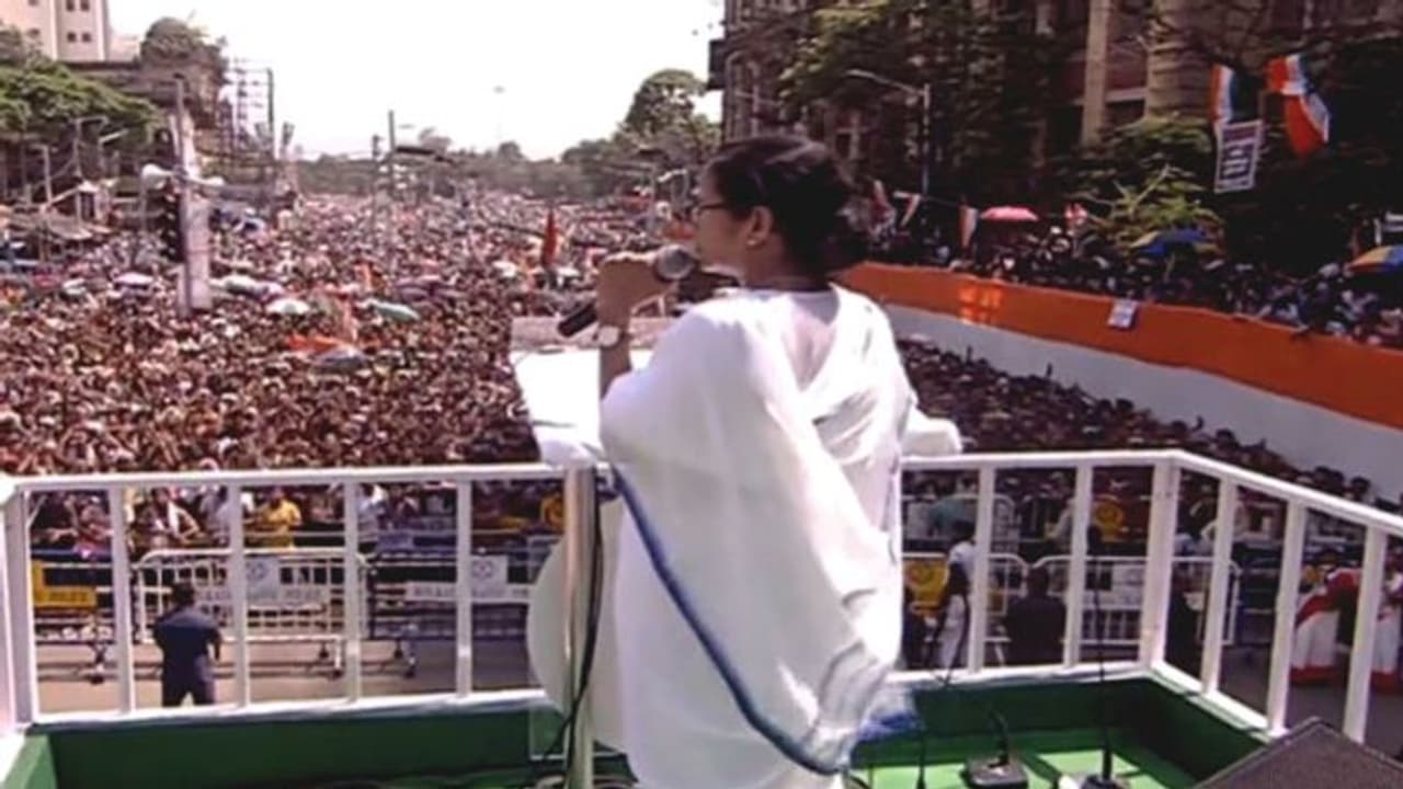 তৃণমূল ছিল, আছে, থাকবে, কর্মী সমর্থকদের বোঝাতে মরিয়া মমতা তৃণমূল ছিল, আছে, থাকবে, কর্মী সমর্থকদের বোঝাতে মরিয়া মমতা