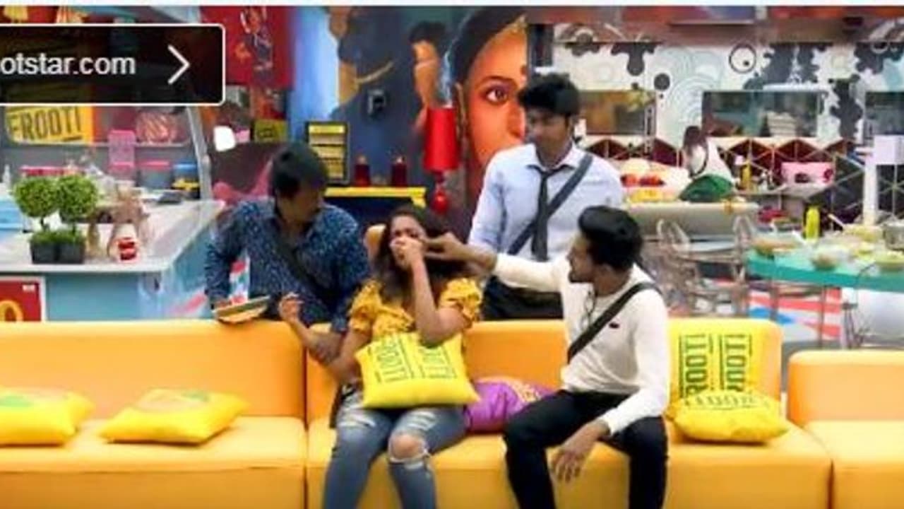 எலிமினேஷனுக்கு தயாராகும் போட்டியாளர்கள்! கதறி அழும் அபிராமி! எலிமினேஷனுக்கு தயாராகும் போட்டியாளர்கள்! கதறி அழும் அபிராமி!