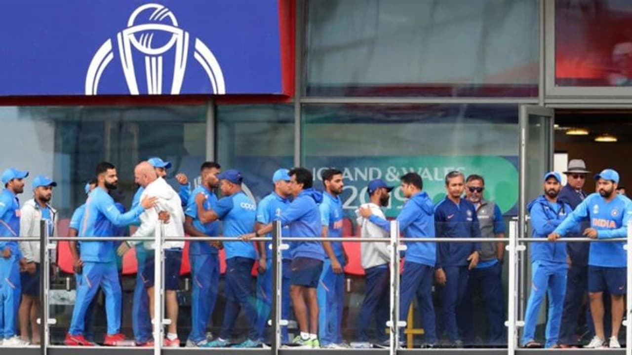 ವಿಶ್ವಕಪ್ 2019: ಪತ್ನಿ ಕರೆದೊಯ್ದು ನಿಯಮ ಉಲ್ಲಂಘಿಸಿದ ಟೀಂ ಇಂಡಿಯಾ ಕ್ರಿಕೆಟಿಗ!