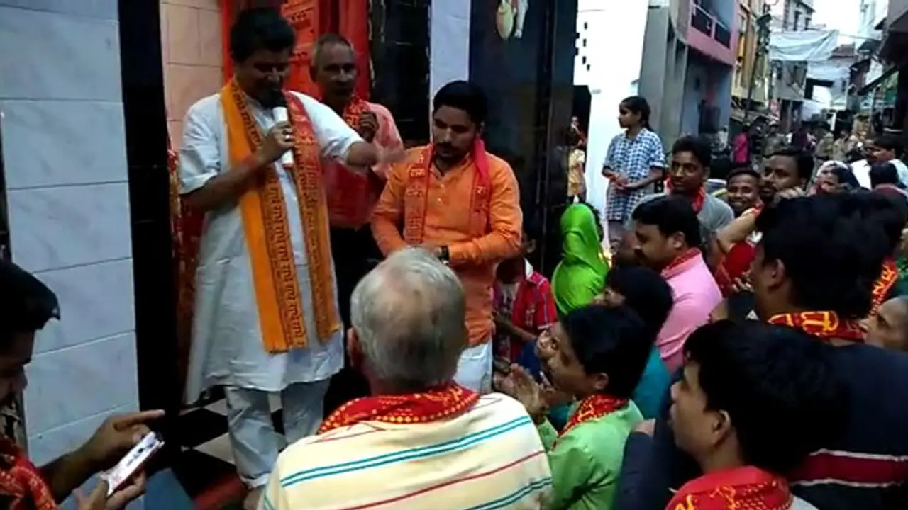 सड़क पर नमाज के विरोध में अलीगढ़ में बीच सड़क पर महाआरती आयोजित
