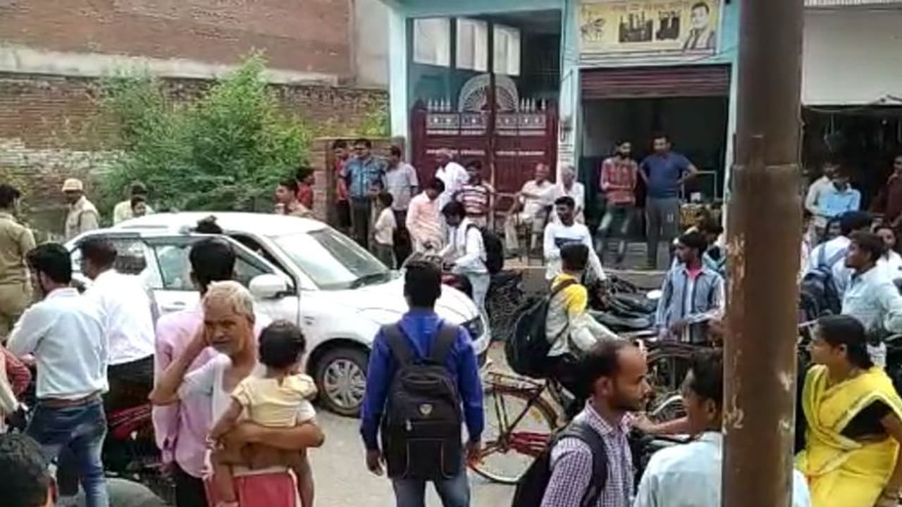 बिजली काटने गए इंजीनियर को दौड़ा दौड़ा कर पीटा