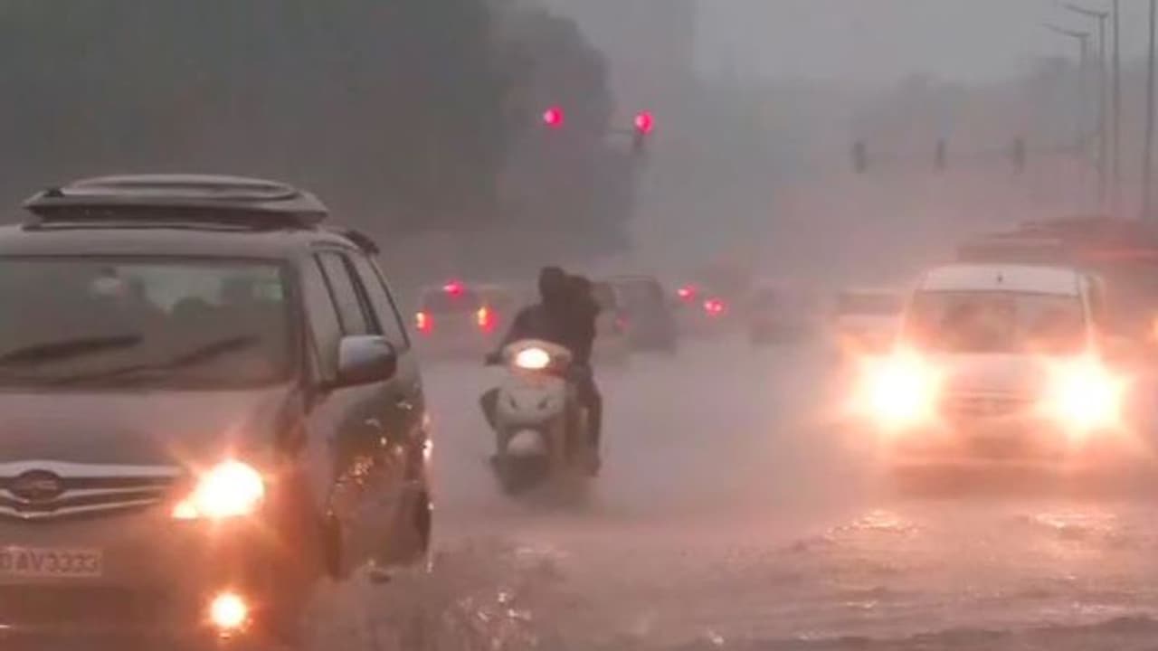 Intense thunder, lightning and rain lashes several parts of Delhi, temperature likely to rise