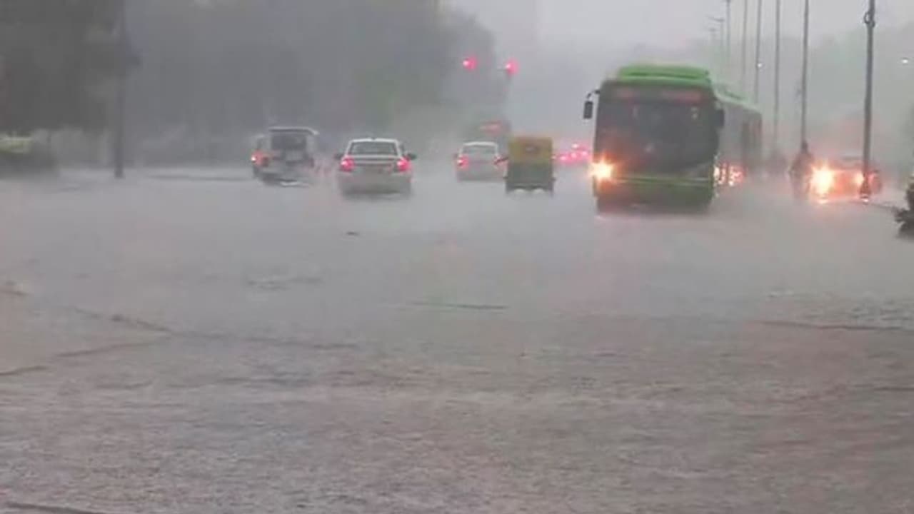 ಕರಾವಳಿಯಲ್ಲಿ ಇನ್ನೂ 4 ದಿನ ಭಾರೀ ಮಳೆ, 2 ದಿನ ರೆಡ್ ಅಲರ್ಟ್ ಕರಾವಳಿಯಲ್ಲಿ ಇನ್ನೂ 4 ದಿನ ಭಾರೀ ಮಳೆ, 2 ದಿನ ರೆಡ್ ಅಲರ್ಟ್