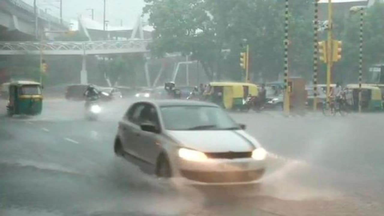 প্রবল বৃষ্টি রাজধানীতে, এক ধাক্কায় নামল তাপমাত্রার পারদ প্রবল বৃষ্টি রাজধানীতে, এক ধাক্কায় নামল তাপমাত্রার পারদ