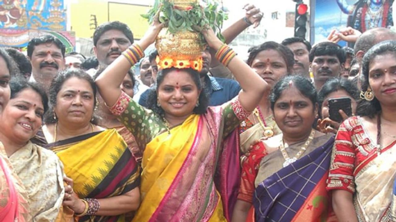 ఉజ్జయినీ మహాంకాళీని దర్శించుకున్న కవిత ఉజ్జయినీ మహాంకాళీని దర్శించుకున్న కవిత