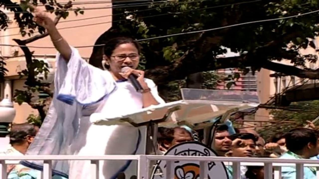 মোদী শাহের নাম নিলেন না মমতা, বিজেপি বলছে ভয় পেয়েছেন মোদী শাহের নাম নিলেন না মমতা, বিজেপি বলছে ভয় পেয়েছেন