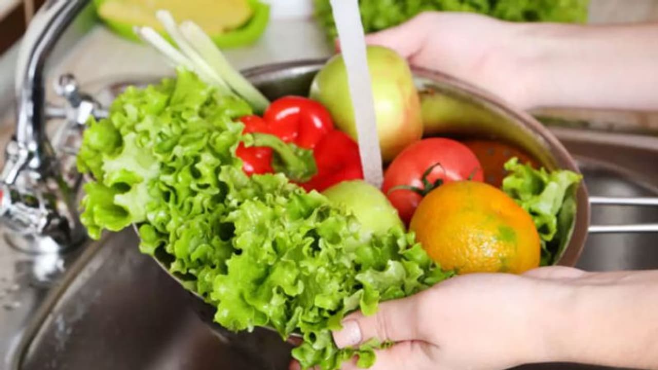 പച്ചക്കറികളിലെയും പഴങ്ങളിലെയും വിഷാംശം കളയാം; ചെയ്യേണ്ടത് ഇത്രമാത്രം...