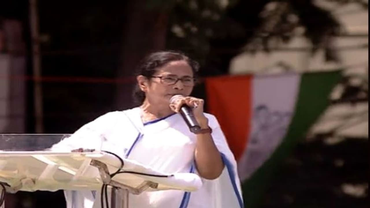 ভুল করে বিজেপিতে গেলে চলে আসুন, ২১ এর সভা থেকে দলছুটদের ঘরে ফেরার ডাক নেত্রীর ভুল করে বিজেপিতে গেলে চলে আসুন, ২১ এর সভা থেকে দলছুটদের ঘরে ফেরার ডাক নেত্রীর